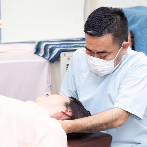 神田整骨院のデスクワーク肩こり・眼精疲労改善初回2980円コース