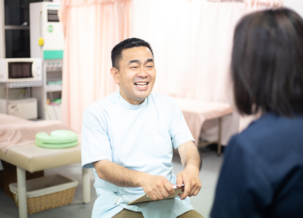 東京神田のかつ神田整骨院院長高橋克浩先生の人柄と経験が伝わる写真
